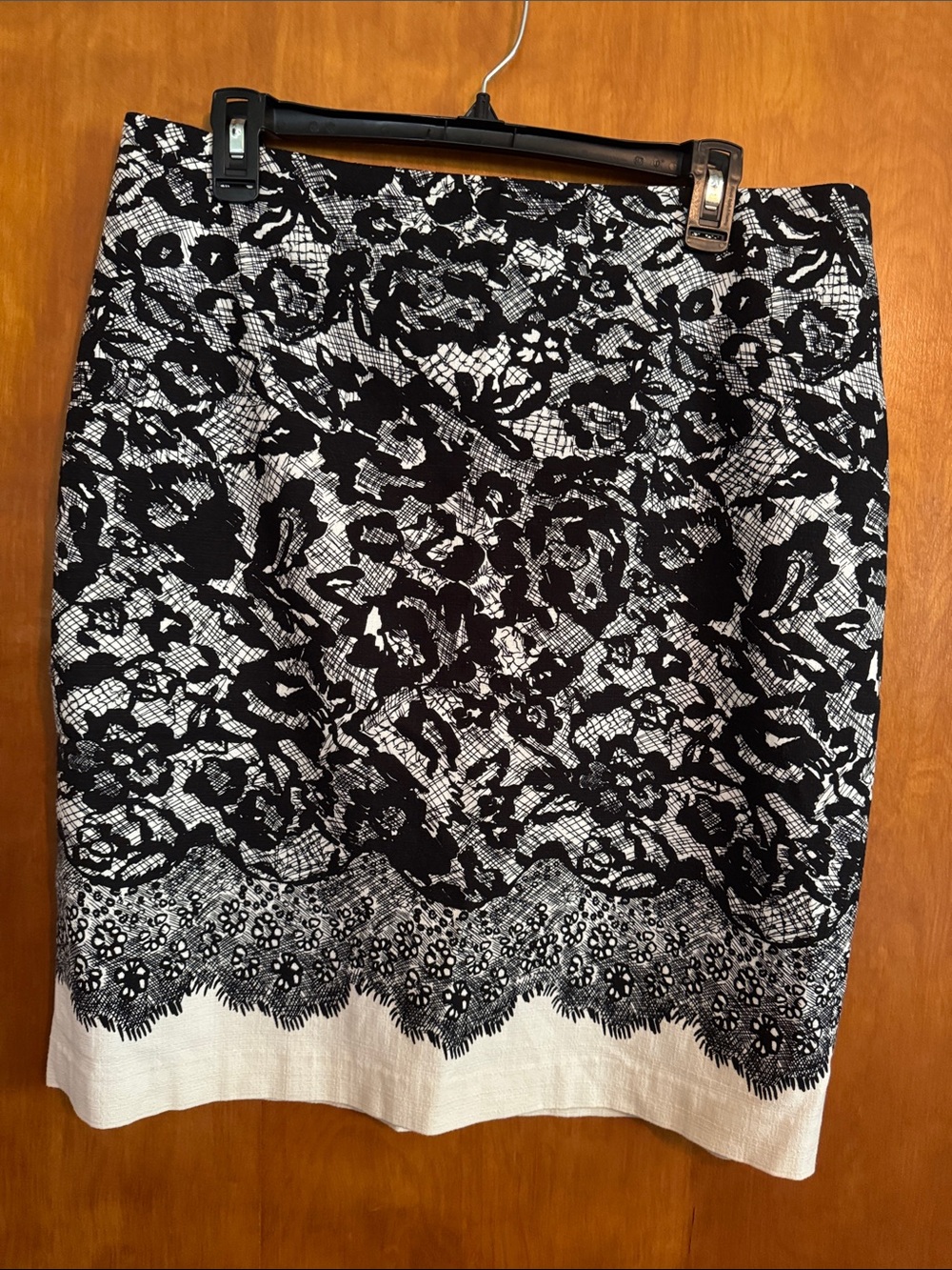 Ann Taylor Black and White Lace-Pattern Pencil Skirt